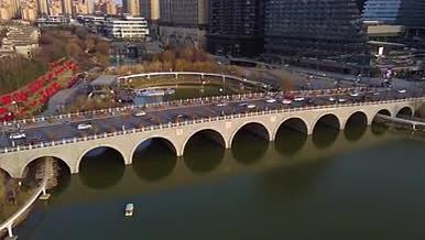 黄渠桥多孔石头桥梁湖水道路视频的预览图